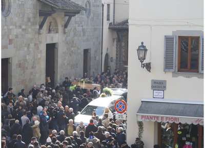 Il Mugello piange due figli. Folla a Borgo per i funerali dei ragazzi morti sull'A1