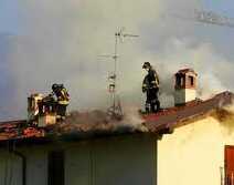 Borgo. Incendio in casa dalla canna fumaria. Crolla il tetto, evecuati in sette