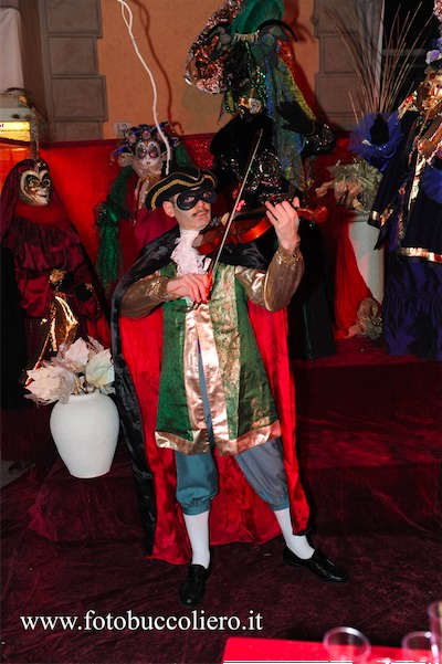 Atmosfere e misteri in una notte di Carnevale: le foto di un successo. Maschere, luci, colori e pubblico!