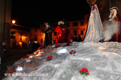 Atmosfere e misteri in una notte di Carnevale: le foto di un successo. Maschere, luci, colori e pubblico!