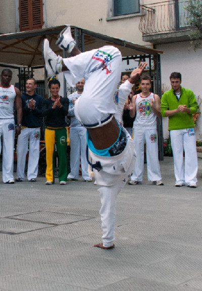 Conosci la Capoeira? Il racconto (e le foto) della roda di tamburi in Piazza dell’Orologio...