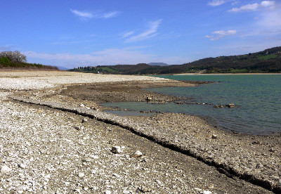 Arrivata la pioggia, ma basterà a guarire il lago? Foto e racconto di quel che resta di Bilancino.