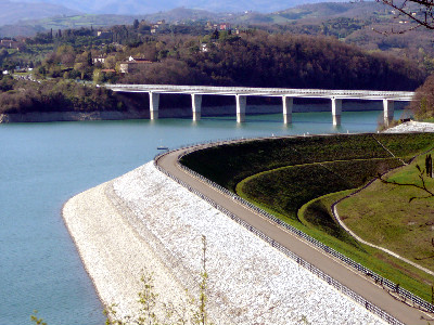 Arrivata la pioggia, ma basterà a guarire il lago? Foto e racconto di quel che resta di Bilancino.