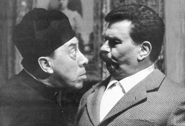 Borgo. Le formazioni di Comune e Parrocchia per la partita di calcio tra Peppone e Don Camillo... Info...