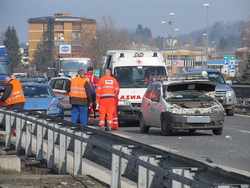 Auto si scontra con tre camion sull'A1. Nessun ferito...