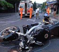 Contea. Moto si scontra con un'auto, traffico in tilt...