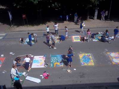 Bimbi 'madonnari' in piazza fanno bello Borgo. Le prime foto....