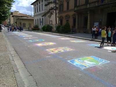 Bimbi 'madonnari' in piazza fanno bello Borgo. Le prime foto....