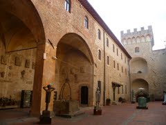 Questa sera il Palazzo de' Vicari di Scarperia si riempirà di Poesie Sparse... Portate anche voi la vostra preferita!