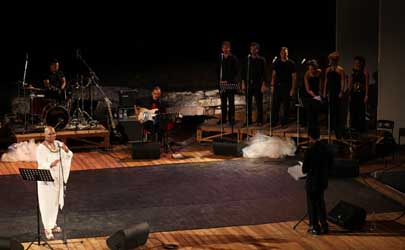 Musicisti e cantanti del Mugello ieri in concerto con Ella Armstrong. Le foto della serata al Teatro di Fiesole.