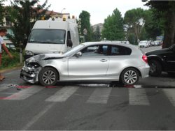 Scontro fra moto e auto a Vicchio. Scaraventato fuori strada il giovane motociclista.