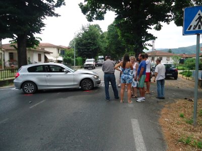 Scontro fra moto e auto a Vicchio. Scaraventato fuori strada il giovane motociclista.