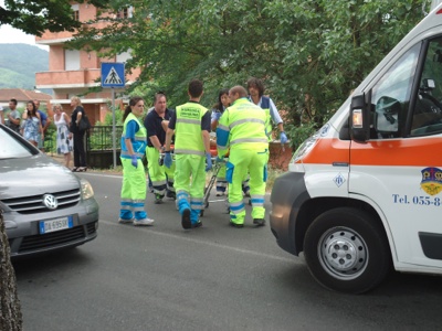 Scontro fra moto e auto a Vicchio. Scaraventato fuori strada il giovane motociclista.