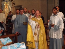 Bosco ai Frati, una processione nel bosco.
