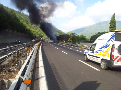Camion in fiamme fra Barberino e Calenzano. Le foto di un lettore.