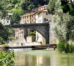 Marradi, passeggiata sulle mura e mostra fotografica. Solo stasera!