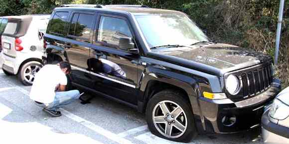 Borgo. 50 auto con le gomme tagliate...