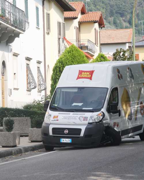 Ronta. Furgone piomba sulle auto in sosta, nessun ferito