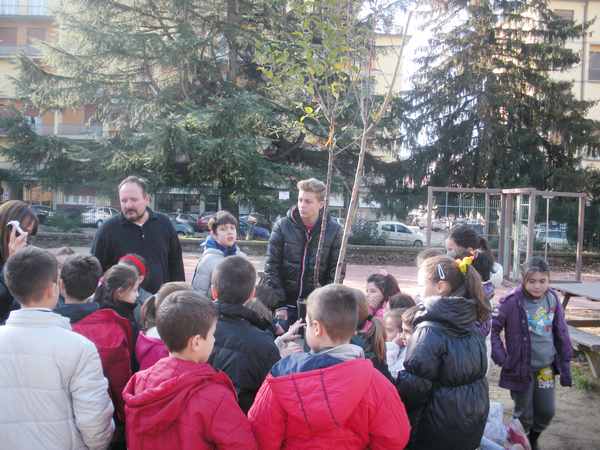 Borgo. Bambini giardinieri per la giornata dell'albero..