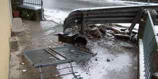 Vicchio. Auto sradica guard rail e cancello. E poi fugge…