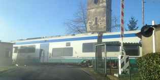 Ronta. Il treno passa ma le sbarre sono alzate....