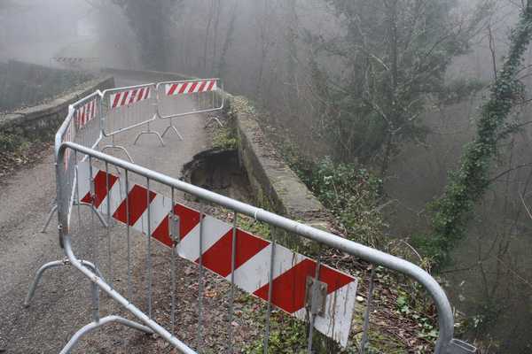 Ronta. 'Frana' il ponte sul Riomorto. Strada chiusa