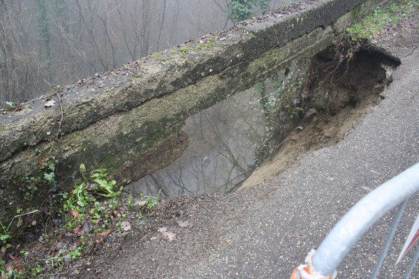 Ronta. 'Frana' il ponte sul Riomorto. Strada chiusa