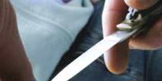 Chino Chini. Minaccia i compagni col coltello. Prof ferito e ragazzo denunciato