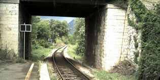 Marradi. Ragazza si getta dal cavalcavia per amore. Salva