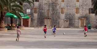 Barberino. Multati perché giocano a pallone in piazza... Si apre il dibattito...