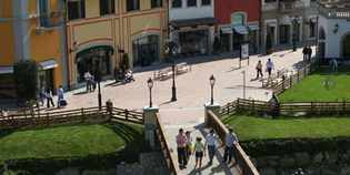 Outlet. Nasce il comitato dei lavoratori. Assemblea affollata...