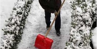 Barberino. Suore e commercianti in piazza a spalare la neve
