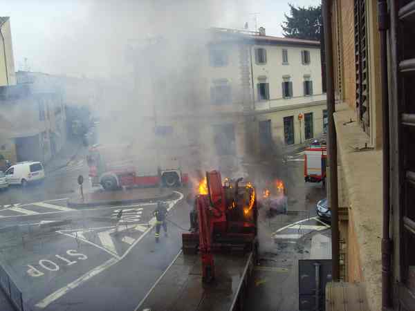 Borgo. Camion si incendia sotto il Comune. Immagini spettacolari