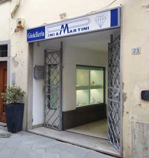 Borgo. Drammatica rapina in gioielleria, ferito il titolare.