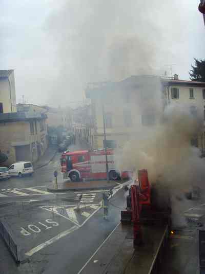 Borgo. Camion si incendia sotto il Comune. Immagini spettacolari