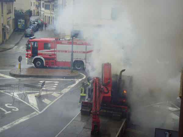 Borgo. Camion si incendia sotto il Comune. Immagini spettacolari