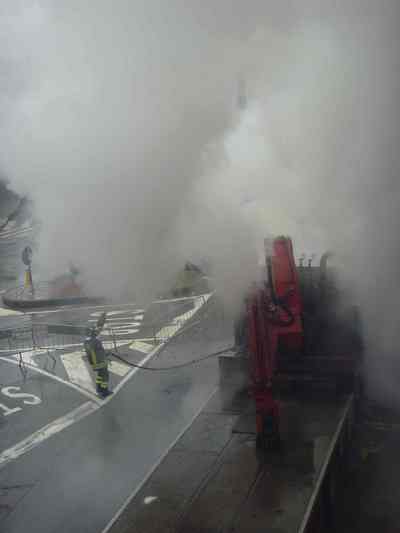 Borgo. Camion si incendia sotto il Comune. Immagini spettacolari