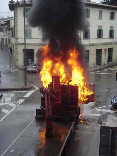 Borgo. Camion si incendia sotto il Comune. Immagini spettacolari