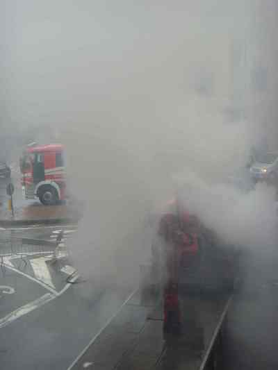 Borgo. Camion si incendia sotto il Comune. Immagini spettacolari