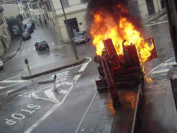 Borgo. Camion si incendia sotto il Comune. Immagini spettacolari