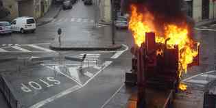 Borgo. Camion si incendia sotto il Comune. Immagini spettacolari
