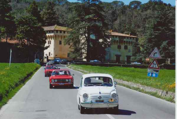 San Piero. Le auto d'epoca 'invadono' il Mugello. Le foto più belle