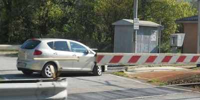 Auto intrappolata tra le sbarre. Tragedia sfiorata sulla Faentina