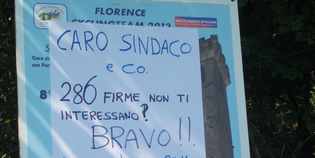 Vaglia & la pensilina. Cartello di accuse e contestazione al sindaco...
