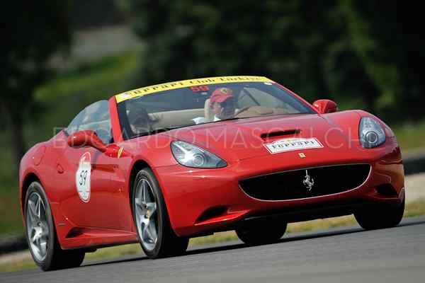 Ferrari Cavalcade in pista a Scarperia. Le foto di OK!Mugello