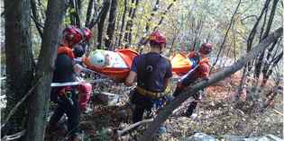 Firenzuola. Donna cade nel burrone, salvata dai pompieri