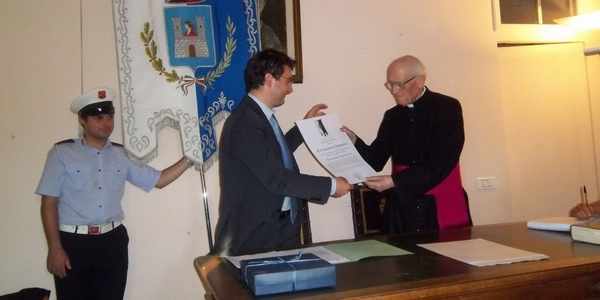 Palazzuolo. Conferita la cittadinanza onoraria a Monsignor Livi