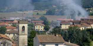 Incendi in Mugello. La ferrovia Faentina invasa (e interrotta) dal fumo