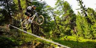 Giù dalle montagne in bici. Le foto spettacolari del Downhill