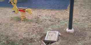 Vaglia. Pericolo ai giardini? Tombini aperti con fili elettrici...